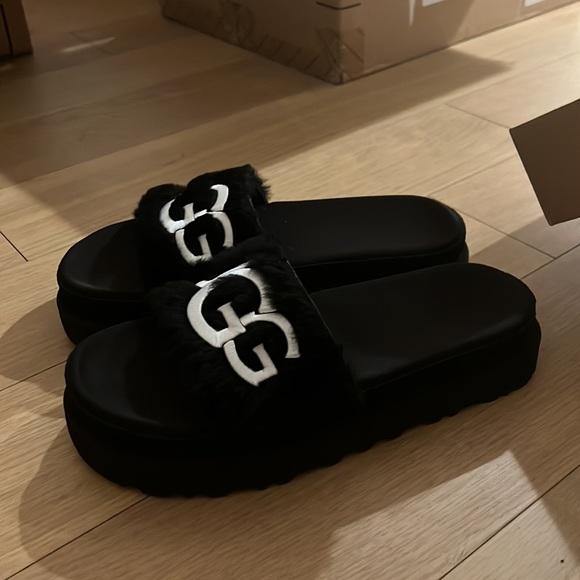 Ugg slippers - Picture 2 of 5